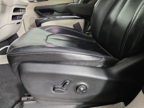 Used 2022 Chrysler Pacifica Touring-L FWD image 32