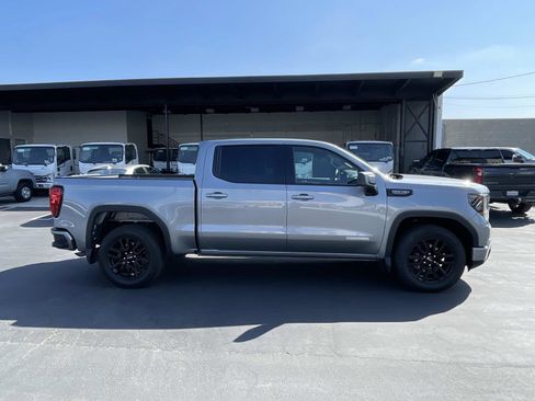 Used 2025 GMC Sierra 1500 Elevation image 4