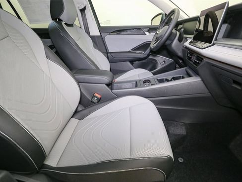 Used 2025 Volkswagen Tiguan SE w/ Panoramic Sunroof Package AWD/4WD image 14
