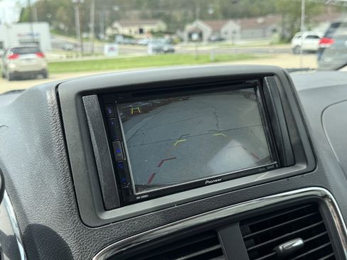 Used 2016 Dodge Grand Caravan SXT FWD image 19