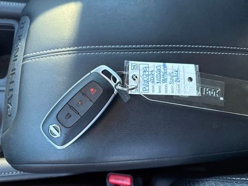 Used 2024 Nissan Pathfinder S image 27