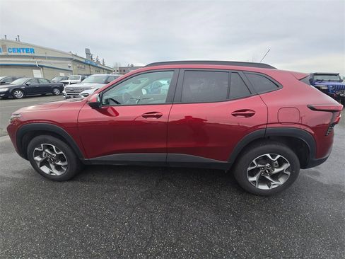 Certified 2025 Chevrolet Trax LT w/ LT Convenience Package image 6