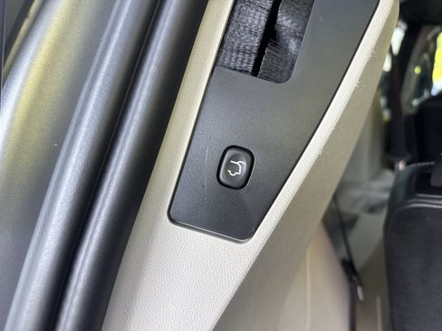 Used 2017 Dodge Grand Caravan SXT FWD image 12
