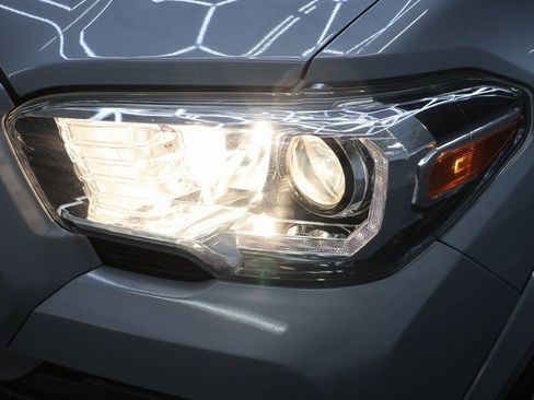 Used 2019 Toyota Tacoma TRD Sport image 25