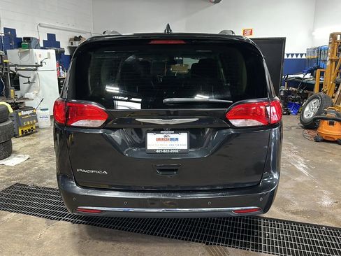 Used 2017 Chrysler Pacifica Touring-L Plus FWD image 4