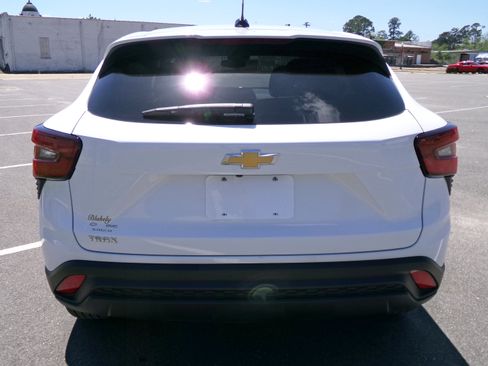 Used 2025 Chevrolet Trax LS image 3