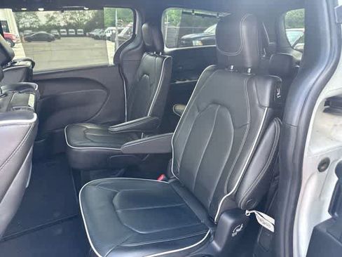 Used 2022 Chrysler Pacifica Limited w/ Uconnect Theater Family Group AWD/4WD image 17