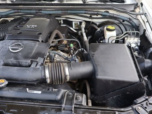 Used 2011 Nissan Frontier SL w/ Moonroof Pkg image 42