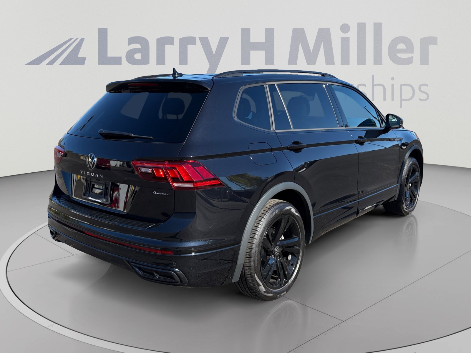 Used 2024 Volkswagen Tiguan SE R-Line AWD/4WD image 5