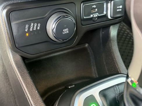 Used 2019 Jeep Renegade Latitude w/ Cold Weather Group image 27