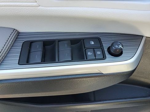 Certified 2025 Toyota Sienna XLE FWD image 17