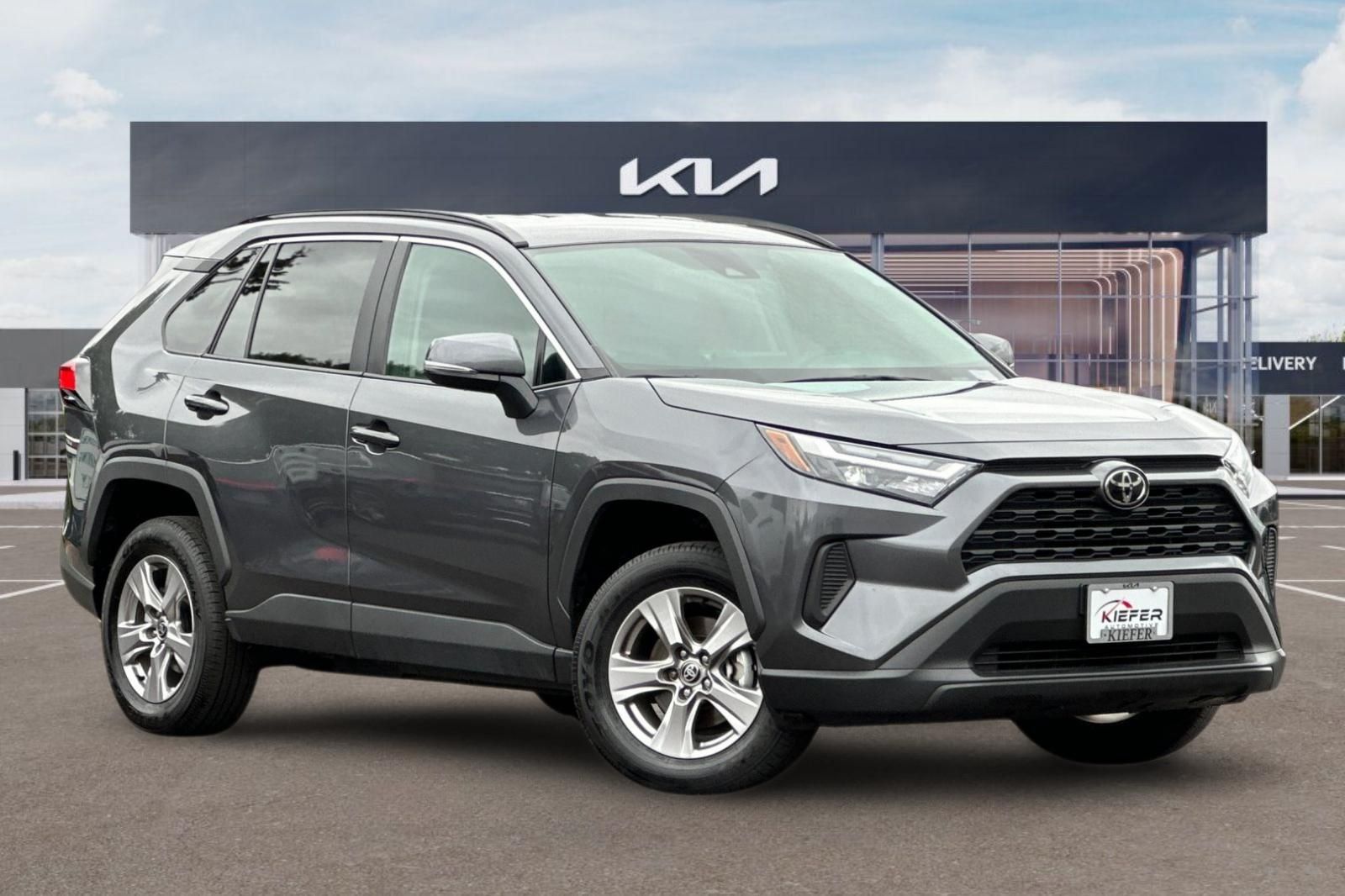 Used 2025 Toyota RAV4 XLE AWD/4WD image 2