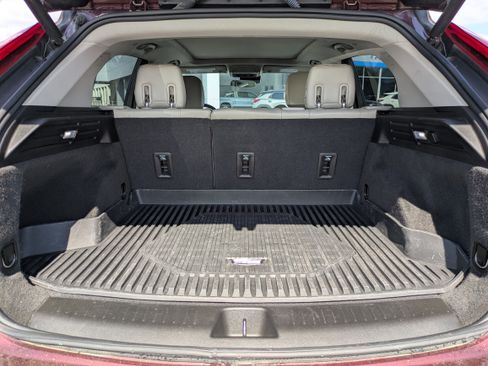 Used 2023 Cadillac XT4 Luxury w/ Cold Weather Package image 7