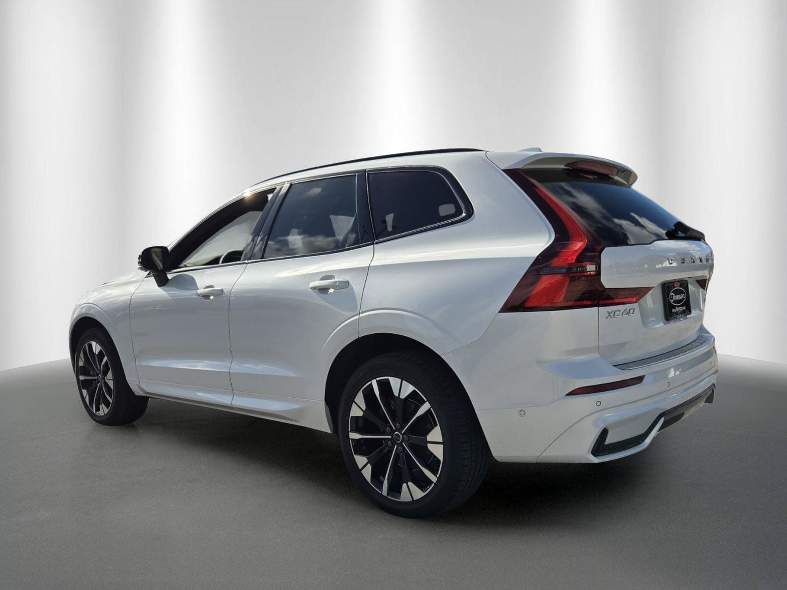 Used 2026 Volvo XC60 B5 Plus w/ Protection Package Premier AWD/4WD image 5
