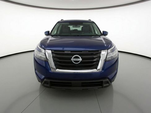 Used 2025 Nissan Pathfinder SV image 2
