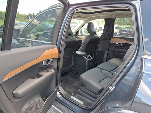 Used 2025 Volvo XC90 T8 Plus image 10