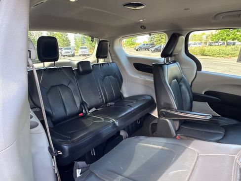 Used 2022 Chrysler Pacifica Touring-L w/ Uconnect Theater Family Group FWD image 22