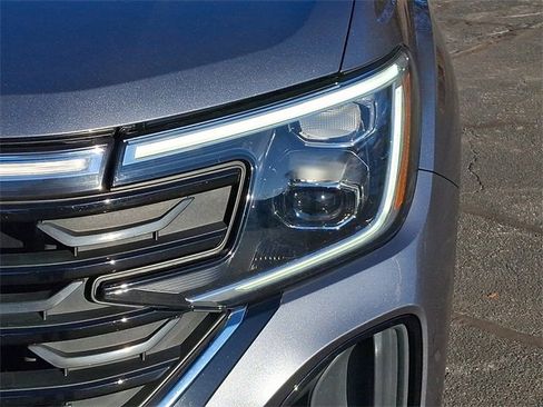 Used 2024 Volkswagen Atlas Cross Sport SE image 9