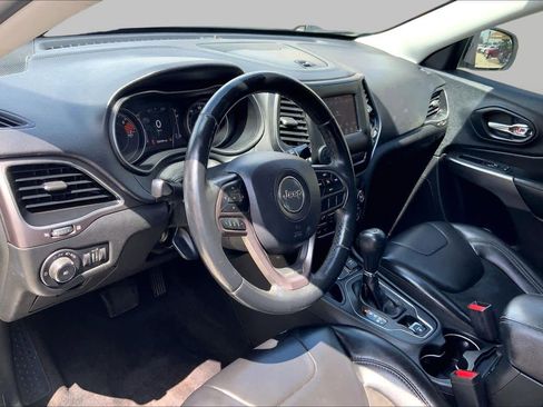 Used 2019 Jeep Cherokee Latitude Plus FWD image 18