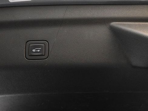 Used 2025 Chevrolet Suburban Premier image 37