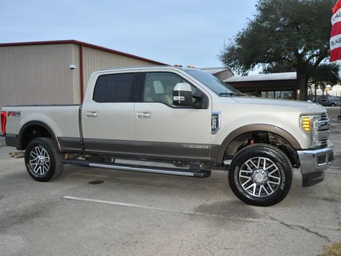 Used 2017 Ford F250 Lariat w/ Lariat Value Package image 6