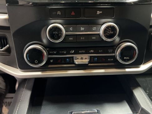 Used 2024 Ford Expedition XLT image 30