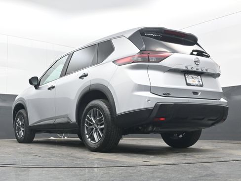 Used 2024 Nissan Rogue S image 29