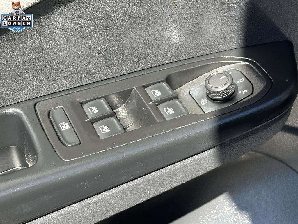Used 2022 Volkswagen Taos SE AWD/4WD image 16