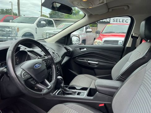 Used 2017 Ford Escape SE w/ SE Sport Appearance Package FWD image 9