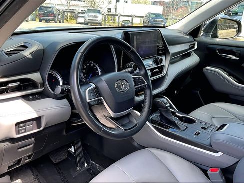 Used 2023 Toyota Highlander XLE image 13