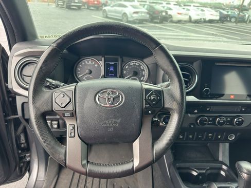 Used 2017 Toyota Tacoma TRD Sport RWD image 11