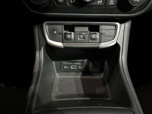 Used 2023 GMC Terrain SLT image 18