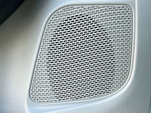 Used 2021 Chrysler Pacifica Touring-L image 18