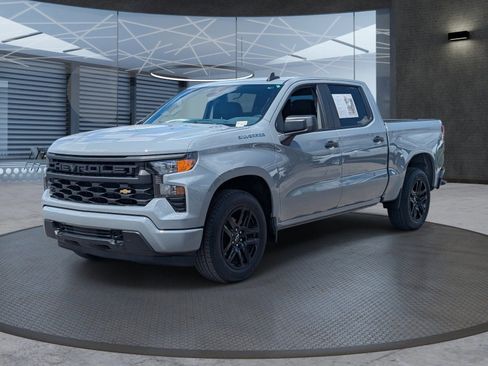 Used 2025 Chevrolet Silverado 1500 Custom image 2