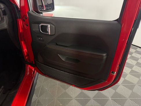 Used 2025 Jeep Wrangler Unlimited Sahara AWD/4WD image 38