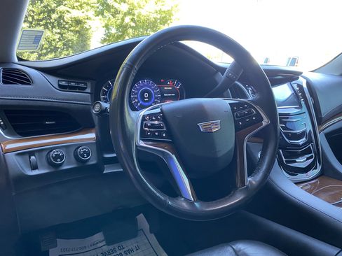 Used 2020 Cadillac Escalade Luxury AWD/4WD image 17