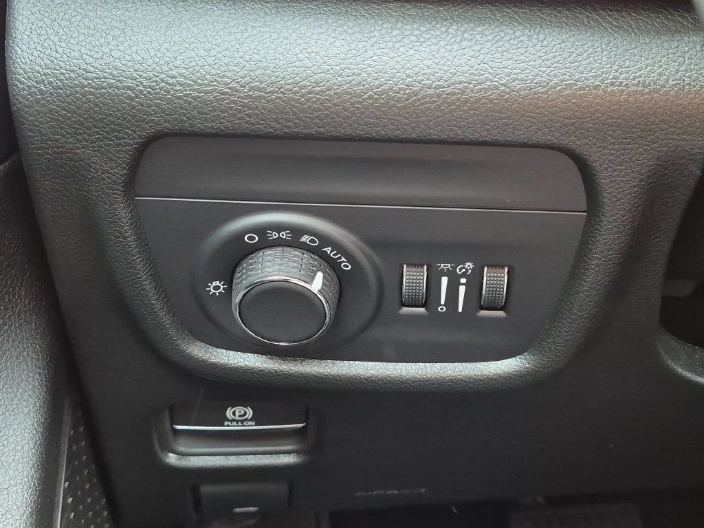 Certified 2025 Jeep Grand Cherokee L Laredo w/ Luxury Tech Group I AWD/4WD image 18