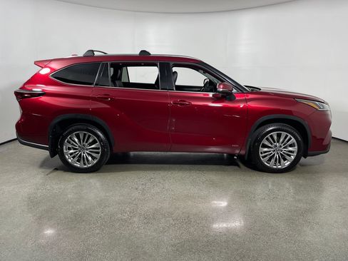 Certified 2026 Toyota Highlander Platinum AWD/4WD image 2