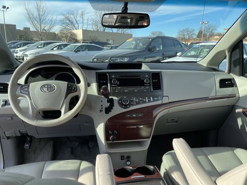 Used 2014 Toyota Sienna XLE image 20