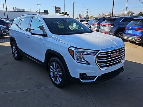 Used 2024 GMC Terrain SLT image 3