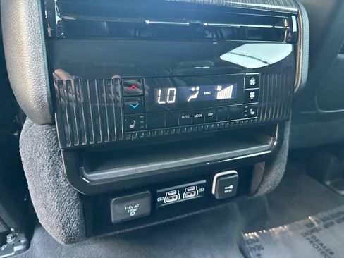 Used 2022 Jeep Wagoneer Series III w/ Premium Group I AWD/4WD image 33