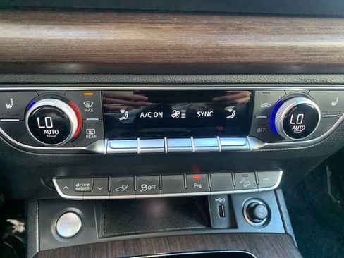 Used 2023 Audi Q5 e Premium w/ Convenience Package image 12