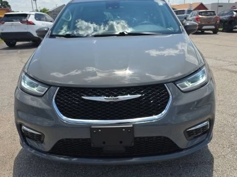 Used 2023 Chrysler Pacifica Touring-L FWD image 10