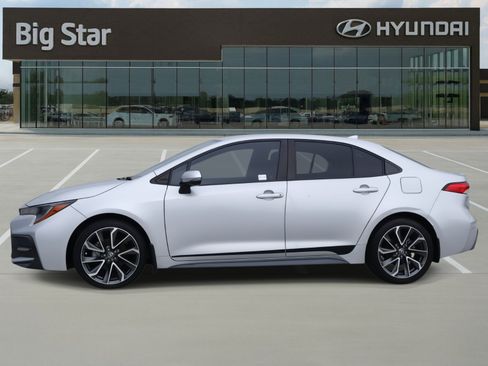 Used 2022 Toyota Corolla SE image 2