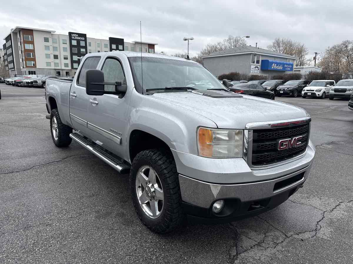 Used 2011 GMC Sierra 2500 SLT w/ Entertainment Package AWD/4WD image 4