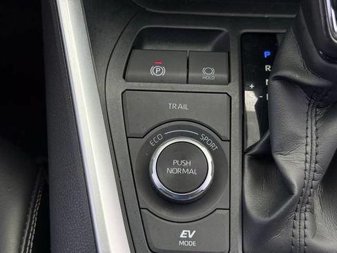 Used 2022 Toyota RAV4 XLE Premium AWD/4WD image 22