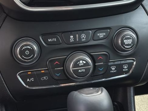 Used 2019 Jeep Cherokee Limited AWD/4WD image 16