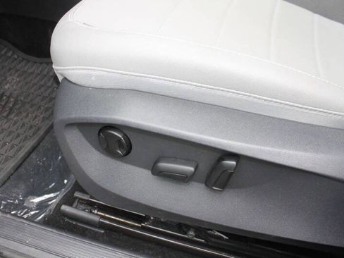 Used 2022 Volkswagen Taos SE w/ Panoramic Sunroof Package image 16