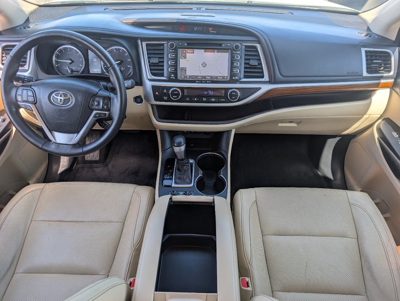 Used 2017 Toyota Highlander Limited Platinum FWD image 4