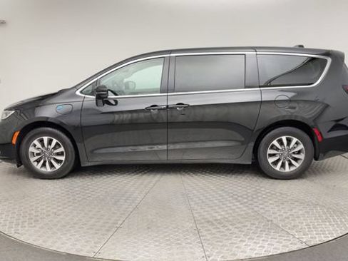 Used 2024 Chrysler Pacifica Limited FWD image 5